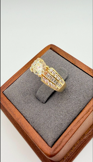 K18 Yellow Gold Diamond Ring with Round Brilliant Center Stone