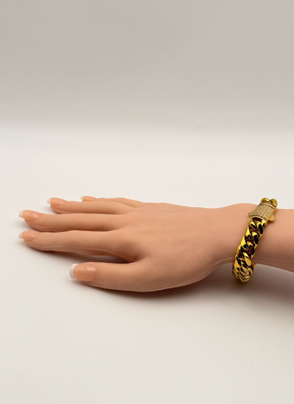 K18 Yellow Gold 59.8g Kihei Bracelet with Pavé Diamond Clasp (18cm)