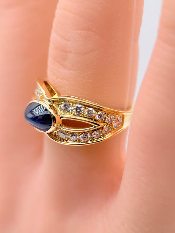 Boucheron Cabochon Sapphire & Diamond Ribbon Ring (18K Yellow Gold)